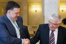 Олег Тягнибок поцеловал в парламенте 'руку Януковича'