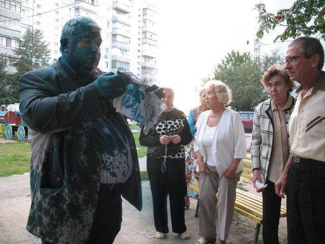 В Харькове кандидату от оппозиции Александру Киршу плеснули зеленкой в лицо, попали в глаза