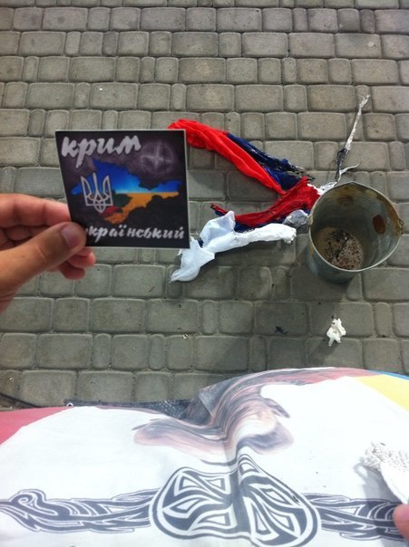 Фотофакт: Фанаты Динамо сожгли флаг России на матче чемпионата Украины