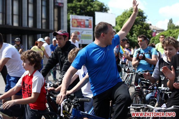 Мэр Житомира Владимир Дебой вместе с сыном участвовал во Всеукраинском велопробеге