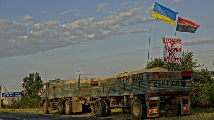 Регионы: 'Правый сектор' решил бороться с незаконным вывозом херсонского песка в Крым своими методами