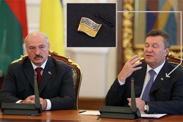 Виктор Янукович носит значок с камнями Swarovski?