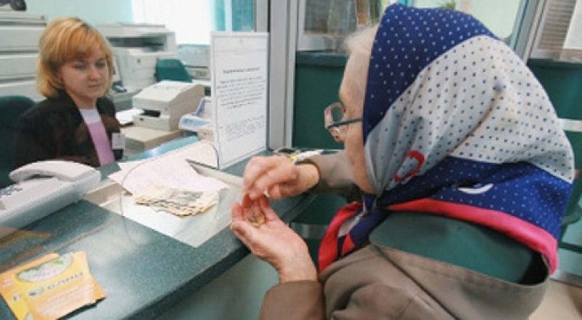 Деньги: Россия обманула крымских бабушек — пенсии не повысили и выдают монетами