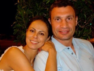Жена поздравила Виталия Кличко с 43-летием на двух языках в соцсети