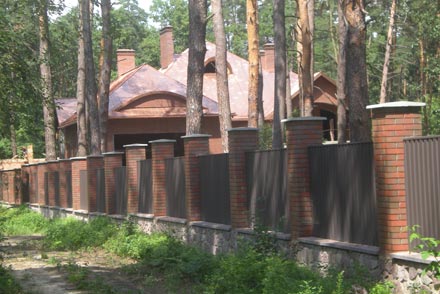 Депутат Хмельницкого облсовета Иван Гладуняк оформил в собственность дом в Буче, который построен с нарушениями