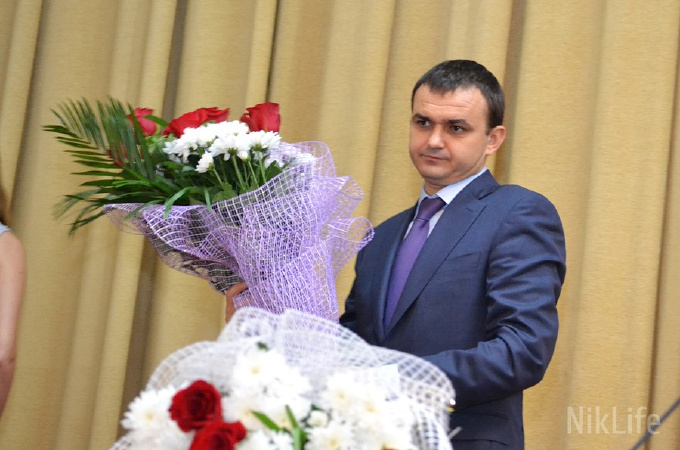 Вадим Мериков готовит белые тюльпаны для жены и игрушки для дочери