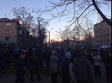 ЧП: В Константиновке начались беспорядки возле общежития военных