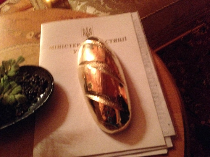 Владимир Мысик подарил Януковичу знаменитый золотой батон