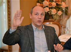 Народному депутату Украины Андрею Парубию во время ночной атаки милиции, поломали пальцы