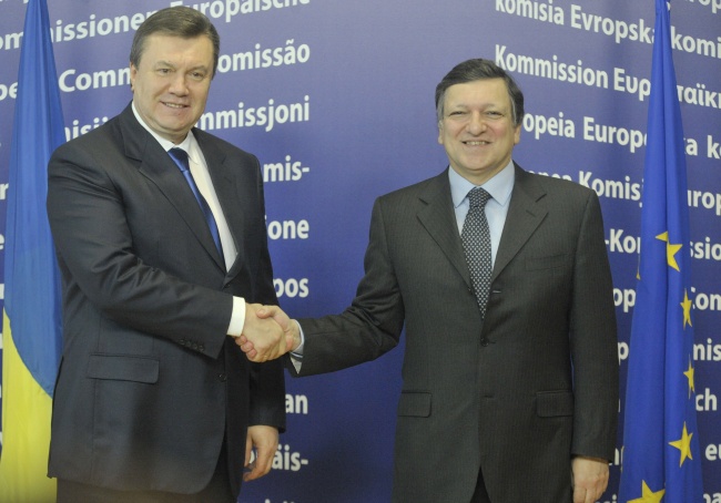 Виктор Янукович передумал и очень хочет подписать договор с ЕС?