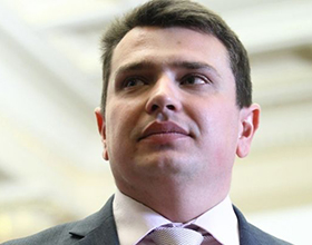 Скандальчик: Главный антикоррупционер Украины свозил жену в командировку