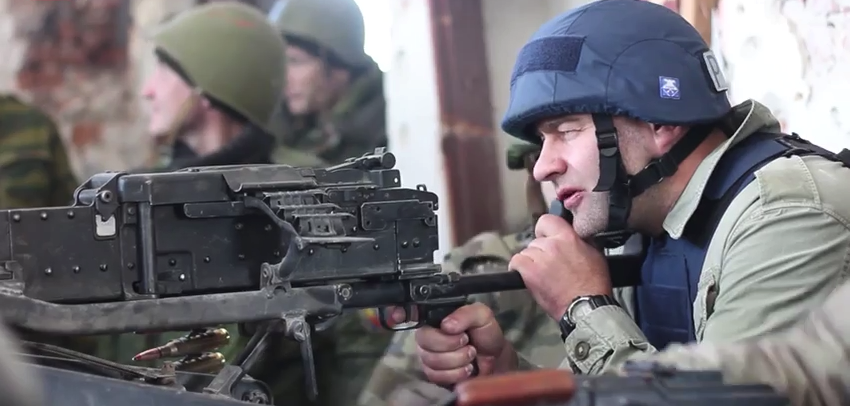 Видео дня: Михаил Пореченков из пулемета обстреливает позиции сил АТО