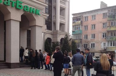 Фото дня: очереди в Крыму к банкоматам