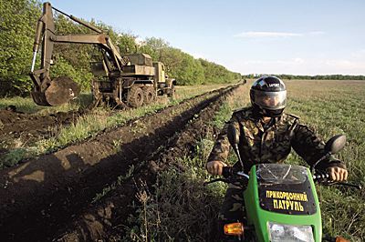 Регионы: Россияне пытались засыпать защитный ров на границе Украины