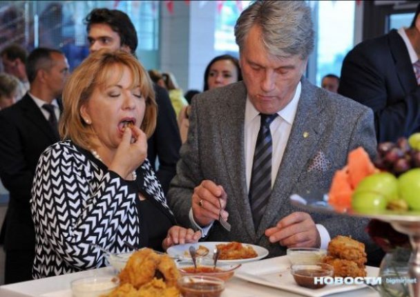 Виктор Ющенко с супругой посетил фасфуд, где бесплатно поел курятины