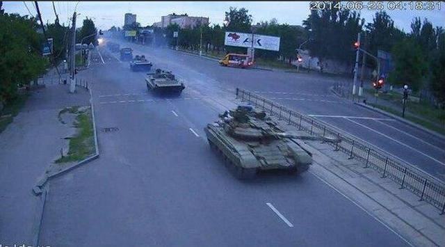 Фотофакт: По Луганску перемещаются танки и военные грузовики