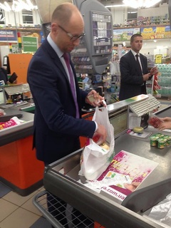 Фотофакт: Арсения Яценюка засекли, когда он делал покупки в супермаркете