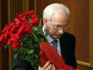 Николай Азаров побил свой же рекорд по расходам на цветы
