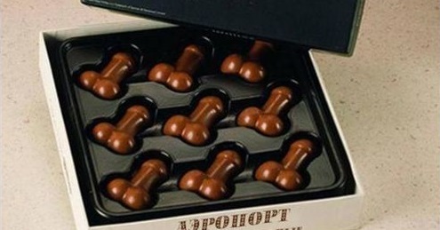 Олегу Ляшко подарили конфеты в виде пениса