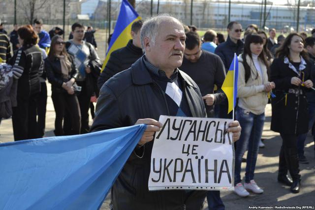 В Луганске пенсионерка с украинским флагом противостояла толпе сепаратистов
