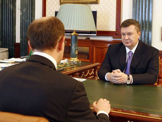 Яценюк заподозрил Виктора Януковича в государственной измене