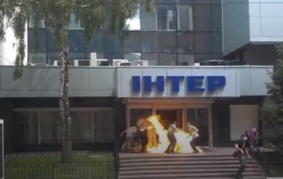 Столичные полицейские начали расследовать уголовное дело по факту поджога офиса телеканала "Интер", который произошел в четверг, 2 июня.
