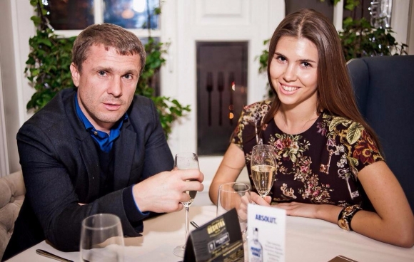 Сергей Ребров выпил шампанского с молодой дамой