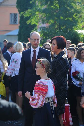 Дочь Арсения Яценюка на линейку нарядилась в вышиванку и веночек