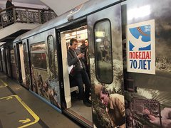 Фотофакт: В московском метро ходит агитпоезд с завуалированными призывами захватить Украину