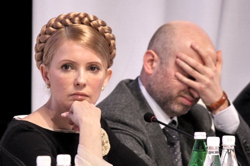 Мнение: Крепко Юлия Владимировна держится за своего ставленика