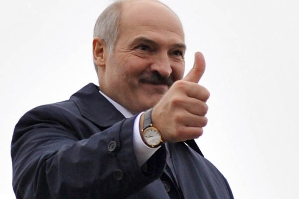 Александр Лукашенко поздравил Порошенко с победой на выборах