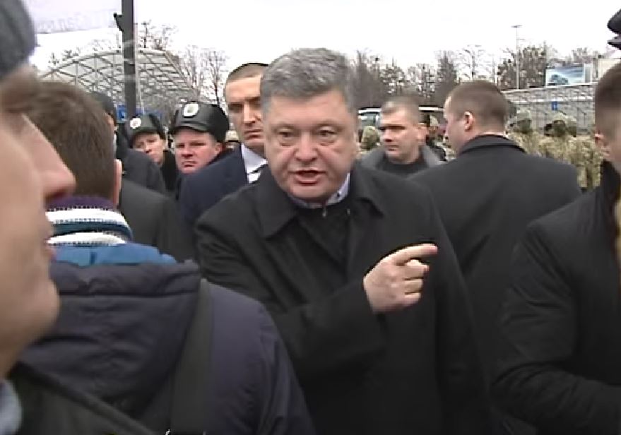 Появилось видео общения Порошенко с сокращенными работниками «Борисполя»
