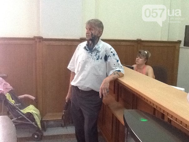 В Харькове депутата-коммуниста Алексея Перепилицу облили зеленкой прямо на сессии