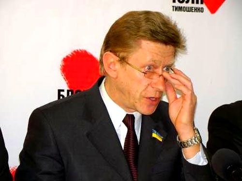 Мнение: Арсений Яценюк по-диктаторски руководит партией и не хочет освобождения Тимошенко