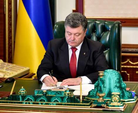 Об этом говорят: Петр Порошенко подписал закон о люстрации