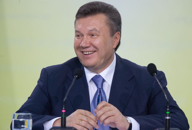 Юрию Иванющенко дали 20 миллионов на развитие родной школы Януковича