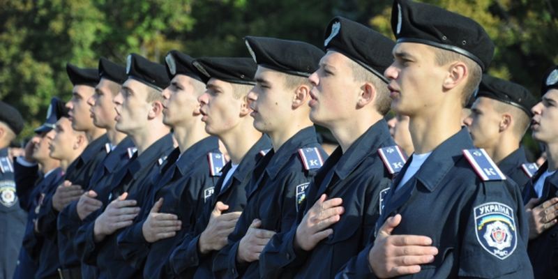 Скандальчик: Одесские курсанты милиции собирают клубнику вместо учебы