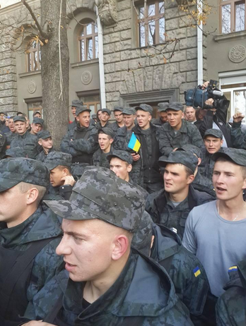 Бунт на Банковой: митингующие ждут подкрепления, ГАИ усиливает блокпосты на въезде в Киев