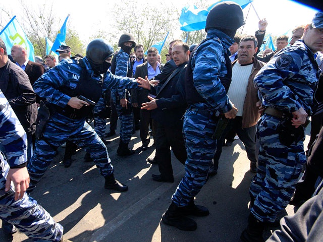 Регионы: Накануне годовщины депортации 'народов Крыма' сотрудники ФСБ начали массово обыскивать татар из-за 'подозрений в терроризме'