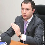 Депутат-перебежчик Игорь Рыбаков решил наперед отблагодарить руководство района, в котором баллотируется