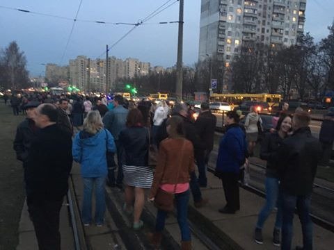 Фотофакт: Сотни протестующих парализовали движение в Святошинском районе столицы