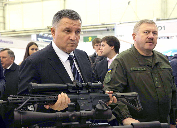 Аваков рассказал, что стоит на пути свободного обращения с оружием