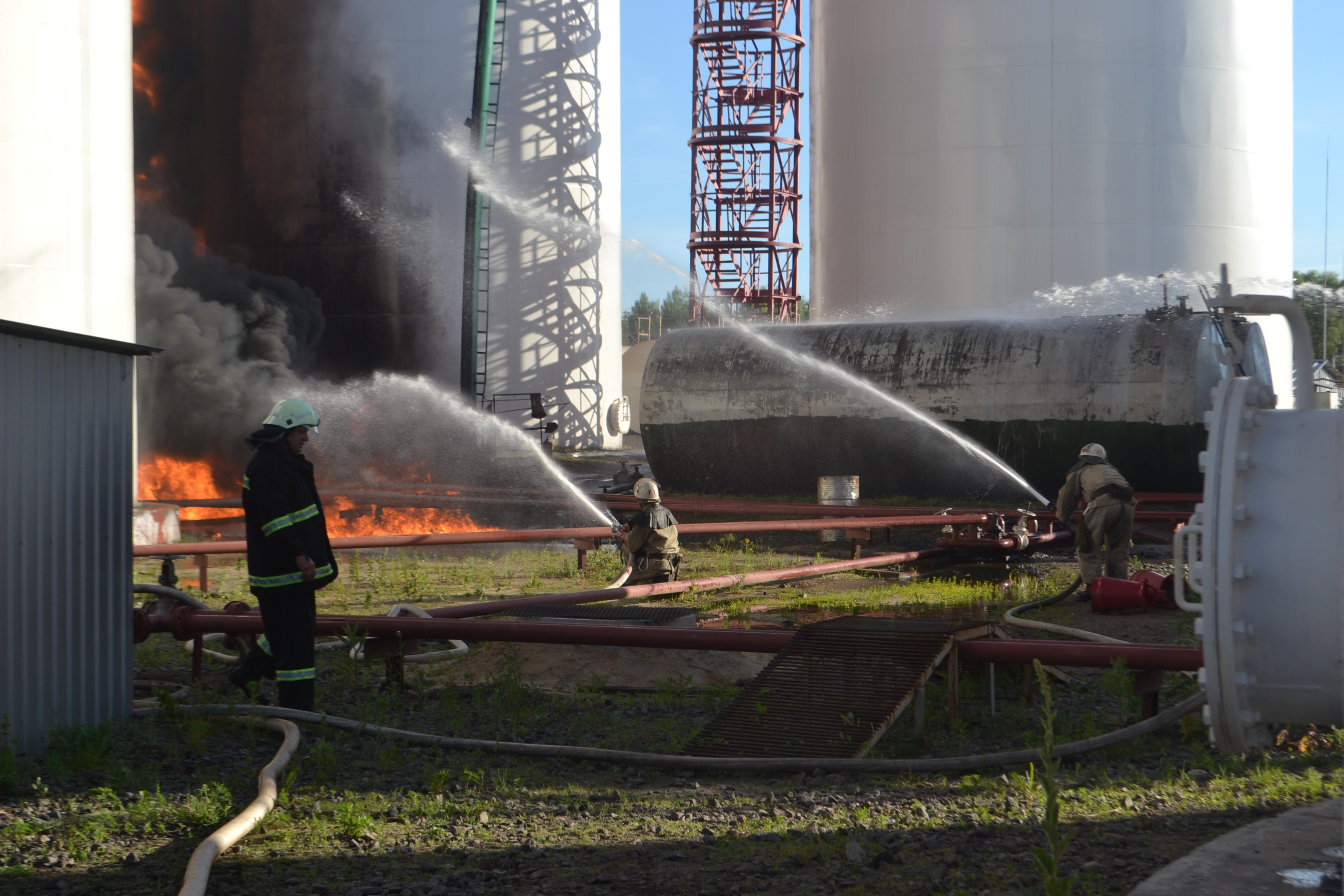 Масштабный пожар на нефтебазе: Пылают 16 резервуаров