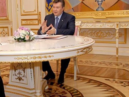 Крымские военные украли стол у самого Виктора Януковича