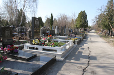 Умереть стало дороже: цены на похороны в Украине растут, а мест не хватает
