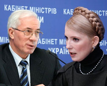 Азаров больше часа не отвечал на вопросы Тимошенко, а в суд пришел через черный ход