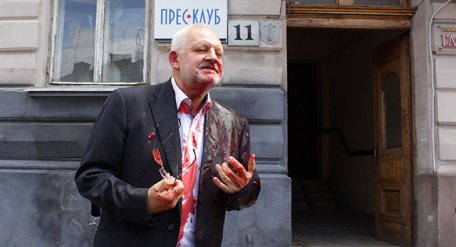 Нардепа из "Оппозиционного блока" Игоря Шурму облили свиной кровью во Львове