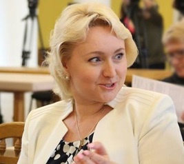 Руководитель аппарата КГГА Оксана Долинская ушла в декретный отпуск, спасаясь от увольнения
