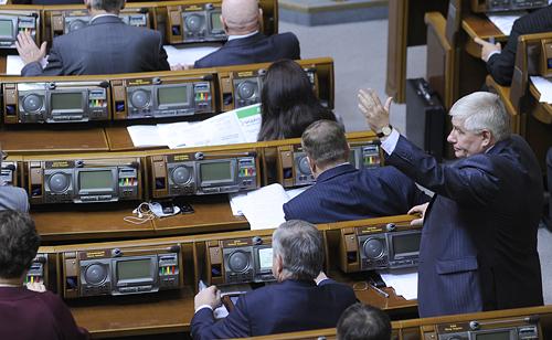 Мнение: В парламенте мало что поменялось со времен «дирижера» Чечетова
