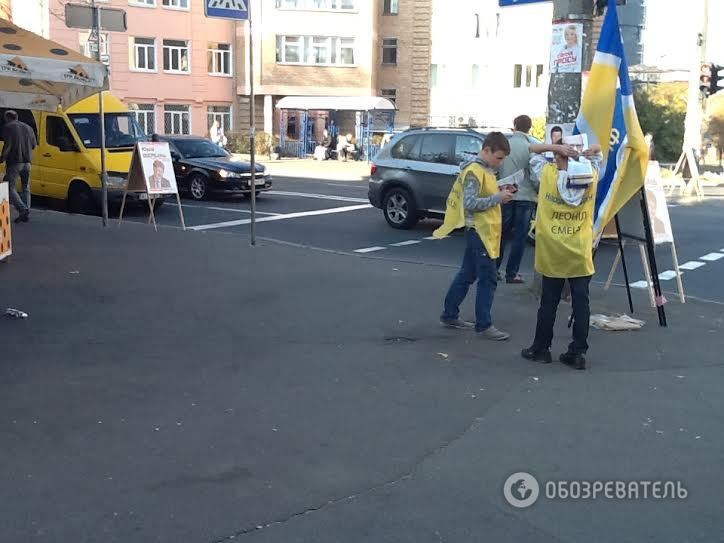 Скандальчик: На фото сняли, как в партии Арсения Яценюка эксплуатируют детей